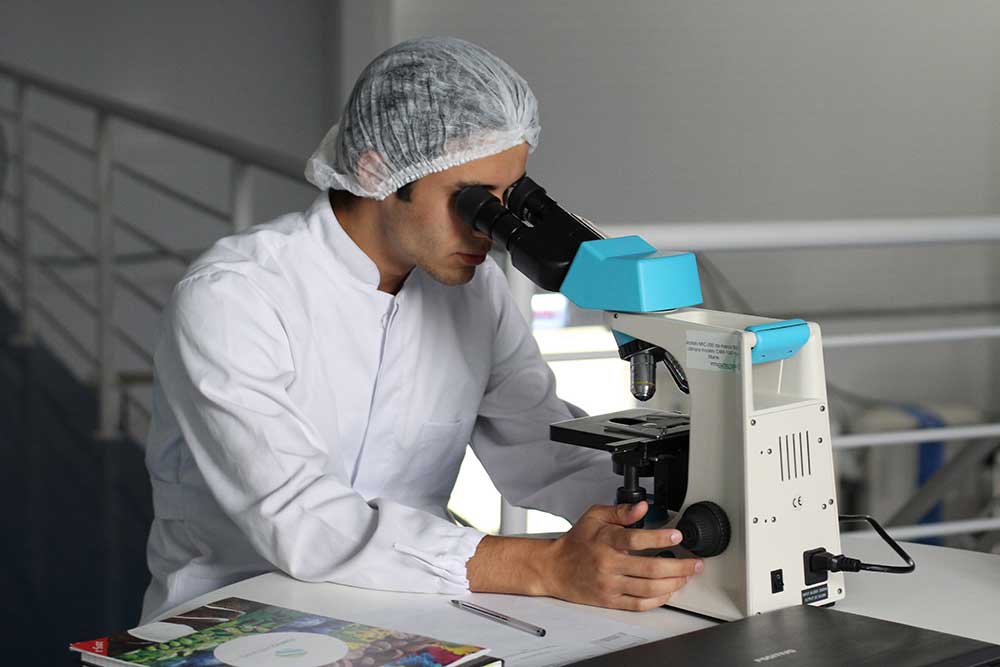 chercheur-dans-laboratoire-qui-regarde-au-mircoscope